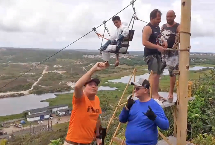 Tirolesa Alto Astral - Fica em Dias d´Ávila (BA) A tirolesa Alto Astral tem 500m de descida e 320m de retorno. A descida leva 22 segundos e se diferencia de outras tirolesas porque pode ser feita à noite. 