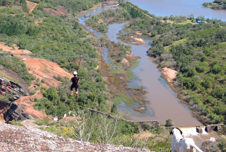 Tirolesa em Minas do Camaquã - Fica no Parque Minas Outdoor Sports, em Caçapava do Sul (RS). Tem 1.100m de extensão e 140m de altura. Atinge 85 km/h. Sai do topo do Morro da Cruz.  