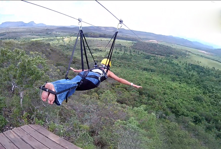 Tirolesa Voo do Gavião - Fica na Chapada dos Veadeiros (GO).  A tirolesa Voo do Gavião tem 850m de extensão e 100m de altura. Velocidade de 55 km/h. Do alto se contemplam os morros da Baleia e da Conceição e as serras Boa Vista, Almécegas e das Cobras. 
