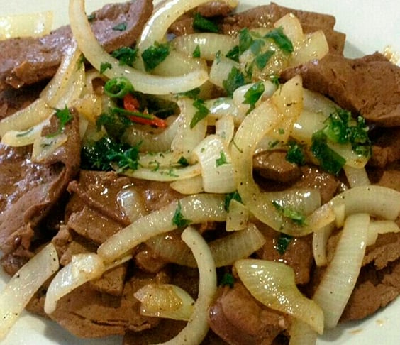 A cebola entra quando o fígado está quase pronto, para ficar dourada sem tostar. O fígado é tão forte que médicos indicam para casos de anemia. A cebola tem vitaminas e sais minerais, com poder anti-inflamatório 