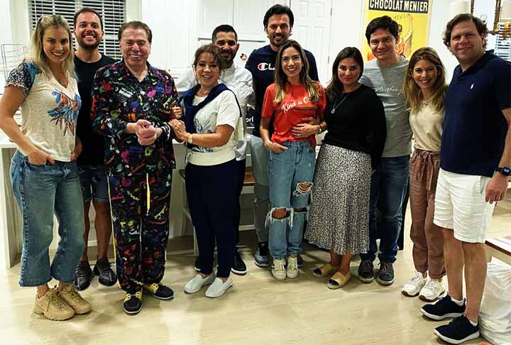 Além de Rebeca, o empresário foi pai de mais cinco mulheres, Cintia e Silvia (adotada) do primeiro casamento, com Cidinha. Além de Daniela, Patrícia e Renata do segundo casamento, com Íris Abravanel. 