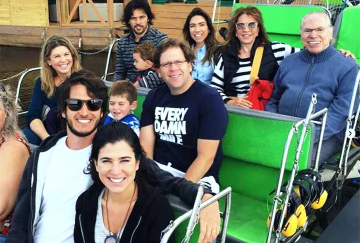 O apresentador Silvio Santos morreu, aos 93, no dia 17 de agosto, em decorrência de uma broncopneumonia após infecção por H1N1. Ao longo da vida, o comunicador era apaixonado pela família e sempre se reunia com as seis filhas, netos e genros, para curtir os momentos longe dos holofotes. 