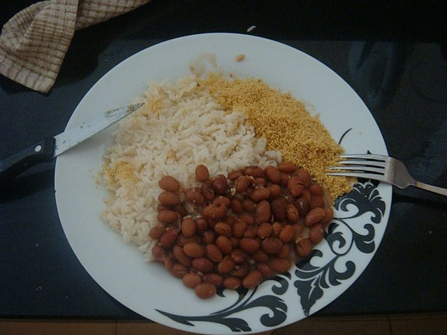 Ambos têm carboidratos e vitaminas do complexo B. Juntos, fazem um prato nutritivo e delicioso. Algumas pessoas gostam de acrescentar uma farofinha...