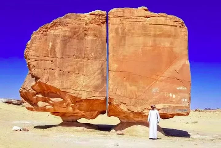 Esta estrutura, formada por dois imponentes blocos de arenito, impressiona devido à fenda quase perfeitamente reta que os separa, como se tivesse sido esculpida milimetricamente pelo ser humano.