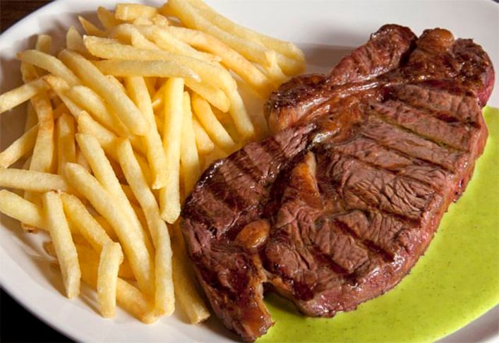 Quem não quer fritura pode grelhar a carne e colocar a batata no AirFryer, sem óleo. Há quem substitua a carne por hamburguer, que também combina com batata frita, mas é mais calórico e menos nutritivo. 