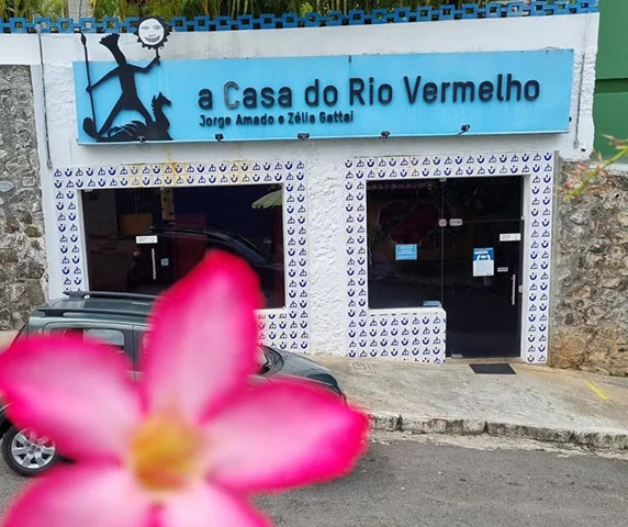 Casa do Rio Vermelho (Salvador): Transformada em memorial, é a casa onde os escritores Jorge Amado e Zélia Gattai viveram durante 40 anos, na Rua Alagoinha 33. Tem farto material audiovisual e objetos de uso pessoal. Um mergulho no universo de um dos escritores mais marcantes da literatura brasileira.