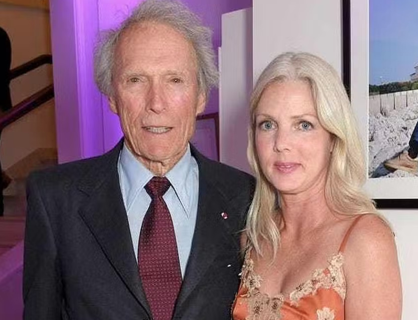 Ator e diretor de cinema, Clint Eastwood está com 94 anos e perdeu a namorada, Christina Sandera, que morreu em julho, aos 61 anos.  Eles se conheceram em 2014 e passaram 10 anos juntos. Christina era recepcionista do hotel e restaurante Mission Ranch, de Clint, na península de Monterey, na Califórnia. Veja mais sobre o ator.