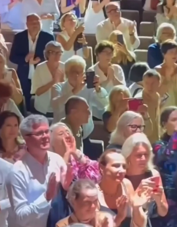 Após o término da sessão, o longa foi aplaudido de pé por 10 minutos.