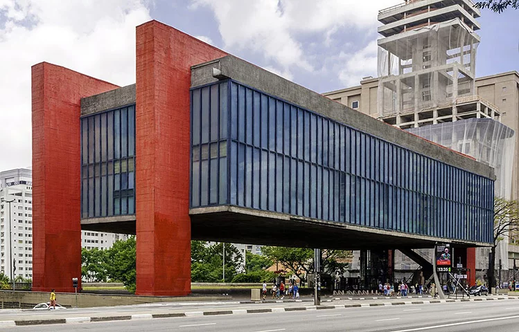 MASP, Museu de Arte de São Paulo - Foi fundado em 1947.  O edifício é valorizado pela arquitetura. E o acervo é um dos mais importantes do país, com obras de arte, peças decorativas e materiais arqueológicos oriundos de vários países.