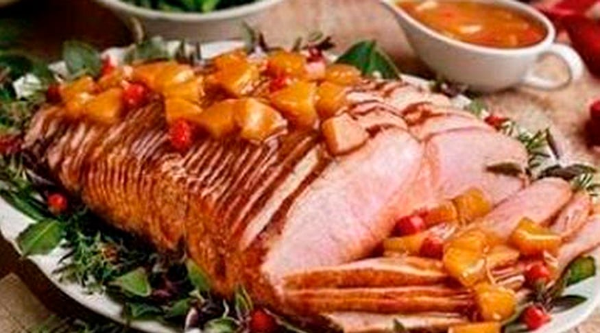 O abacaxi tem vitamina C e potássio. Além de combinar o sabor, o abacaxi umedece a carne suína magra. 