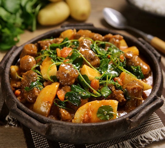 Rabada e agrião - A rabada tem micronutrientes dos ossos e é ótima fonte de colágeno, que fortalece tendões e articulações. O agrião tem vitamina C e magnésio. 