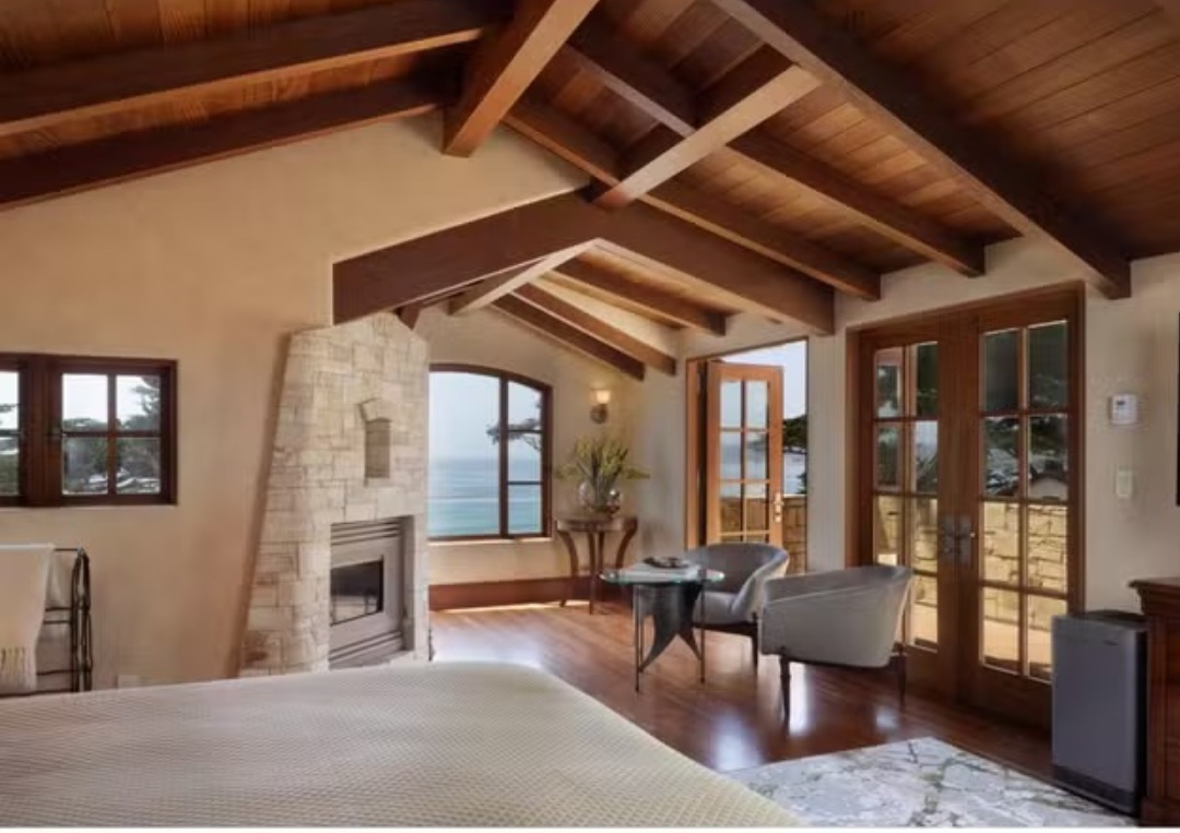 A casa onde Clint Eastwood viveu entre os anos 1980 e 1990 na cidade de Carmel, na Califórnia, está sendo vendida por US$ 21 milhões, o equivalente a R$ 114 milhões.