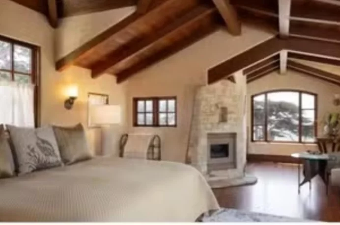 O vendedor é Frederick O'Such, um aposentado que comprou a mansão em 1996 e que pagou cerca de US$ 2,25 milhões na época.

Carmel, localizada a cerca de 200 km ao sul de São Francisco, é uma cidade popular no litoral californiano. Dois anos atrás, Brad Pitt pagou US$ 40 milhões por uma casa no topo de um penhasco.