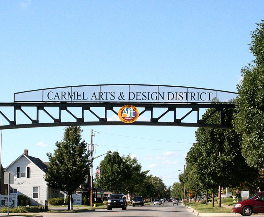 Clint tem forte ligação com Carmel, pois foi até prefeito da cidade de 1986 a 1988. Carmel fica a 200 km de San Francisco, onde Clint nasceu, e atrai celebridades. Brad Pitt comprou mansão no alto de um penhasco recentemente. 

