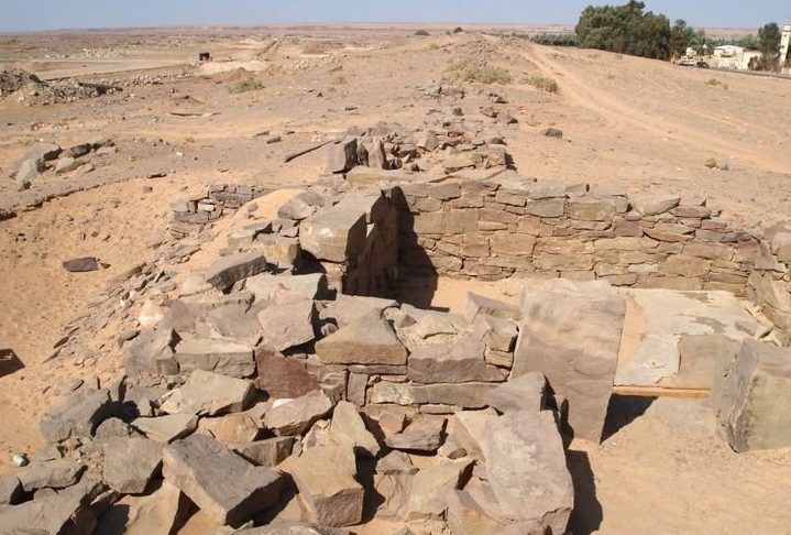 Tayma já foi um importante centro comercial e cultural na Antiguidade. Evidências arqueológicas sugerem que a região era habitada há milhares de anos, com registros de interações com civilizações como a egípcia e a assíria.