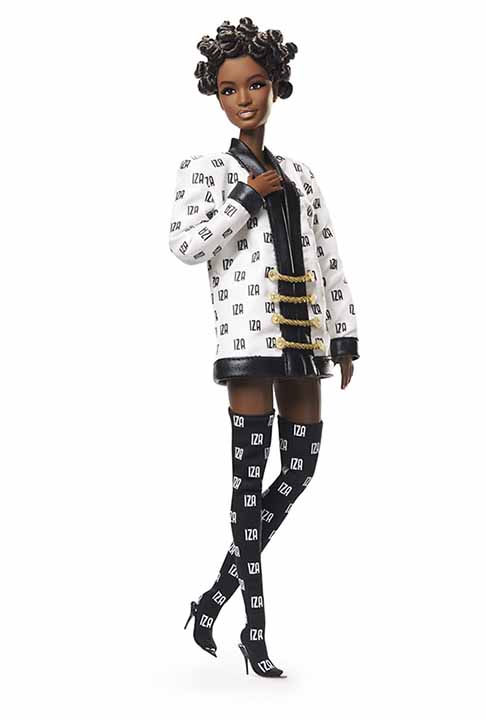 O brinquedo ganhou um figurino bem estiloso: blazer branco com detalhes na cor preta e botas com as tonalidades invertidas. Além disso, tem cabelo numa versão de bantu knots, ou coquinhos, que Iza já utilizou algumas vezes. 