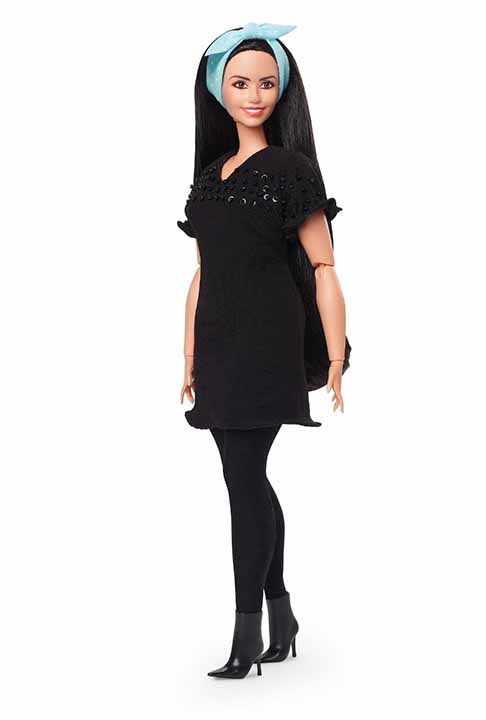 A boneca tem roupa preta e laço verde-água para se assemelhar com a tiara usada pela fundadora do canal ‘Sala8’, do YouTube, onde ensina surdos e crianças com déficit de atenção.   