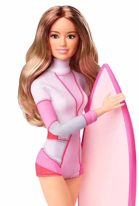 A versão em homenagem à surfista Maya Gabeira, atleta de ondas grandes, fez parte da linha planejada para celebrar os 60 anos da Barbie. A boneca tinha o wetsuit (roupa que os surfistas usam para competir) e uma prancha rosa.
