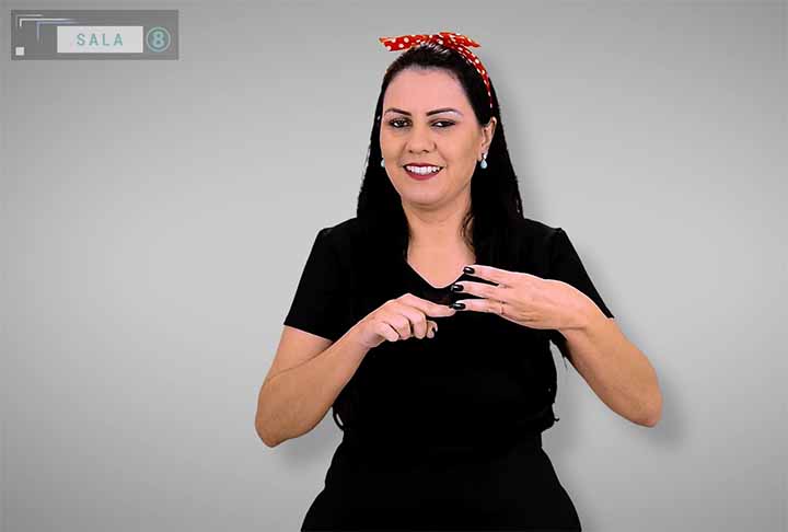 A educadora da rede estadual paulista, nascida em Campinas (SP), ensina português, matemática, geografia e ciências, inclusive em Libras (para surdos).  Em 2020, ela foi apontada como uma das dez melhores professoras do mundo pelo prêmio ‘Global Teacher Prize’. 