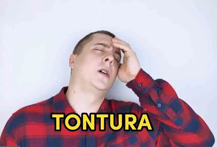 Os principais sintomas de uma arritmia cardíaca são palpitações, fraqueza, tonturas, sudorese, desmaios, confusão mental e falta de ar. Além do mal-estar e sensação de peso no peito. 