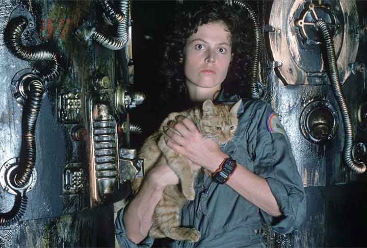 Sigourney Weaver vive Ellen Ripley, tripulante de uma nave onde todos estão sob ameaça de um ser alienígena. 