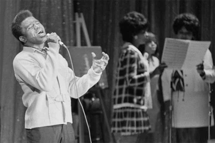 O músico lançou grandes sucessos, como a memorável “I Feel Good” de 1965, vencedora de um Grammy do mesmo ano. Assim, a própria banda trocou de nome, e passou a se chamar James Brown and The Famous Flames. Em 1966, Papa's Got a Brand New Bag venceu o Grammy na categoria Melhor Gravação de Rhythm & Blues. 