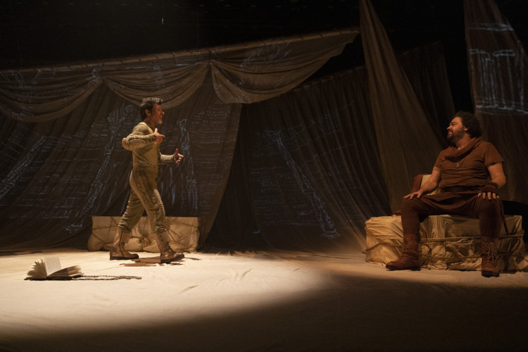 A pe&ccedil;a faz uma leitura contempor&acirc;nea dos desafios e perigos enfrentados por Dom Quixote