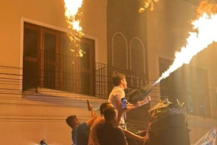 Prefeito de Baturité utilizou equipamento semelhante a "lança-chamas" em evento de campanha Prefeito de Baturité utilizou equipamento semelhante a "lança-chamas" em evento de campanha