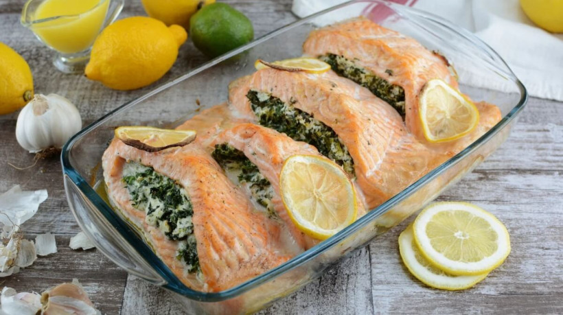 Salmão recheado com espinafre e ricota (Imagem: Azra H | Shutterstock)