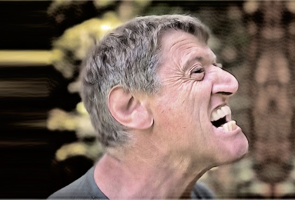 Especialistas também alertam que a intensidade da raiva é um grande diferencial. Muitas vezes, o ataque de fúria ocorre, mas a pessoa, depois, até se arrepende e pede desculpas. Em outros casos, a ira faz parte da personalidade e a pessoa não faz a menor questão de frear esses impulsos - o que gera perigo permanente. 