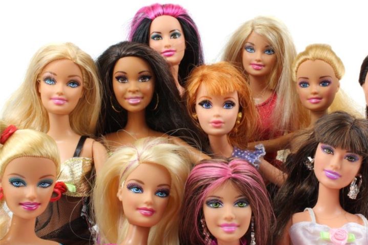 A boneca Barbie sofreu resistência em um primeiro momento, mas em pouco tempo ganhou popularidade mundial. O nome foi escolhido em alusão à filha de Ruth, que se chamava Bárbara. Em 1982, o brinquedo chegou no Brasil. 