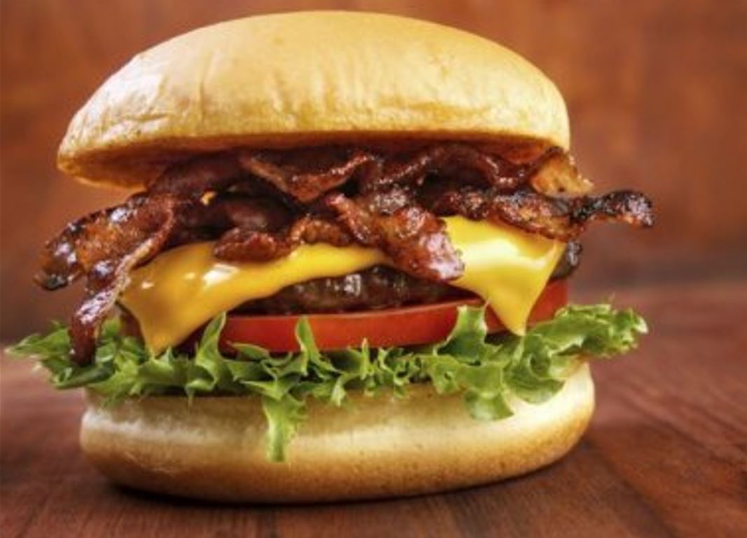 Há casos até em que a pessoa, além de grosseria e desabafo, parte pra violência . Um dos casos emblemáticos foi em McDonald's, em Michigan (EUA). Uma mulher, irritada porque seu hambúrguer foi entregue sem bacon pela segunda vez no mesmo dia, explodiu diante do atendente, puxou uma arma e atirou. 