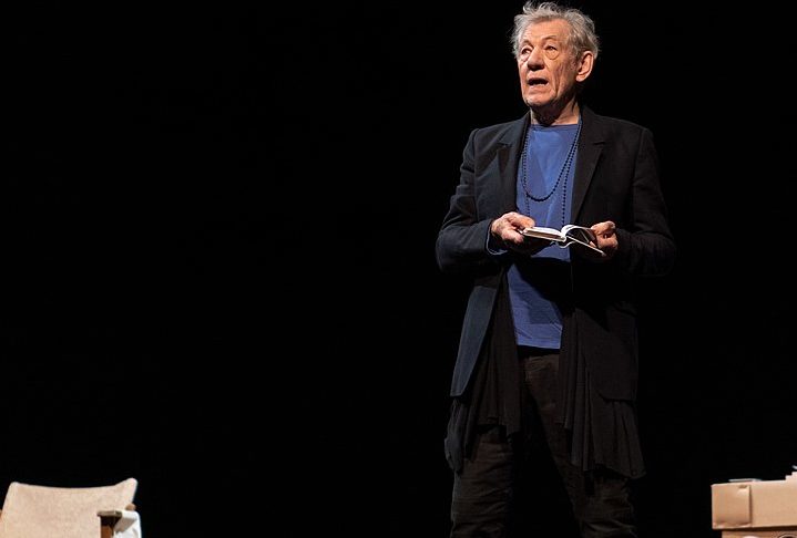 O primeiro filme da nova trilogia vai ser chamar Senhor dos Anéis: A Caçada a Gollum e tem lançamento previsto para 2026. A produção foi anunciada pela Warner Bros em maio e terá Andy Serkis como diretor e protagonista. Peter Jackson, diretor da trilogia original, é o produtor, enquanto Fran Walsh e Philippa Boyens também retornam para escrever o roteiro.