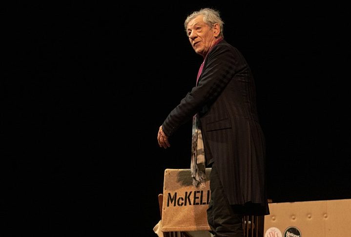 Reconhecido como um ícone cultural britânico, McKellen se destaca por suas atuações memoráveis ​​tanto nos palcos quanto nas telas.