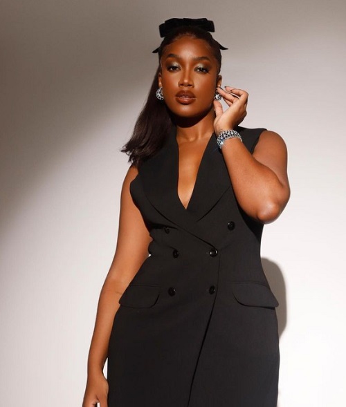 Nascida no Rio de Janeiro, Iza começou sua carreira como cantora aos 14, quando fazia shows representando a igreja que frequentava na época. No entanto, chegou a se formar em Publicidade e Propaganda antes de estourar de vez na música.