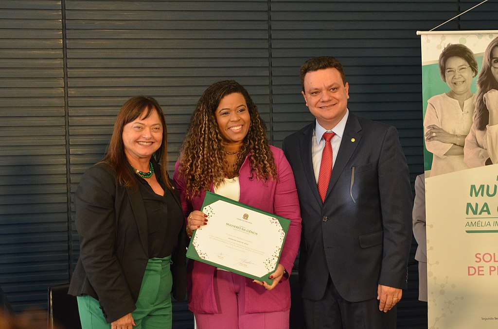 Antes disso, Jaqueline já havia integrado o grupo que sequenciou o genoma do vírus zika. Ela é graduada em Biomedicina pela Escola Baiana de Medicina e Saúde Pública. 