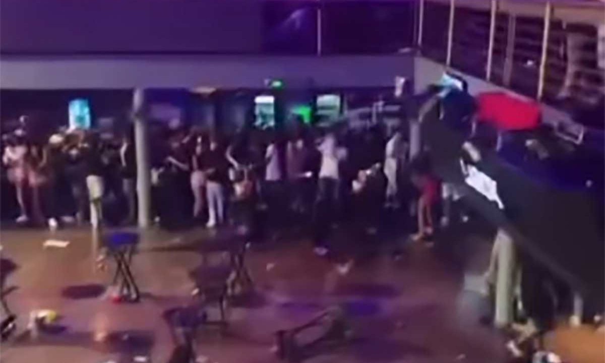 “Na noite desta sexta-feira, 30/09, o Larok Lounge foi alvo de de atos de vandalismo que culminaram em uma briga generalizada, provocada por vândalos. Este lamentável incidente impossibilitou a continuidade da nossa festa, onde o artista Poze de Rodo estava preparado para iniciar sua apresentação”, afirmou a Larok Lounge em nota oficial em suas redes sociais.
