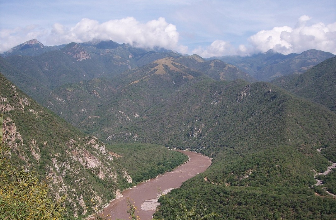 O México abriga numerosos lagos e lagoas em seu território, mas a maioria é pequena. E há vários rios, sendo o Rio Grande (foto) o maior do país, com 3.034 km de extensão, na fronteira com os EUA.