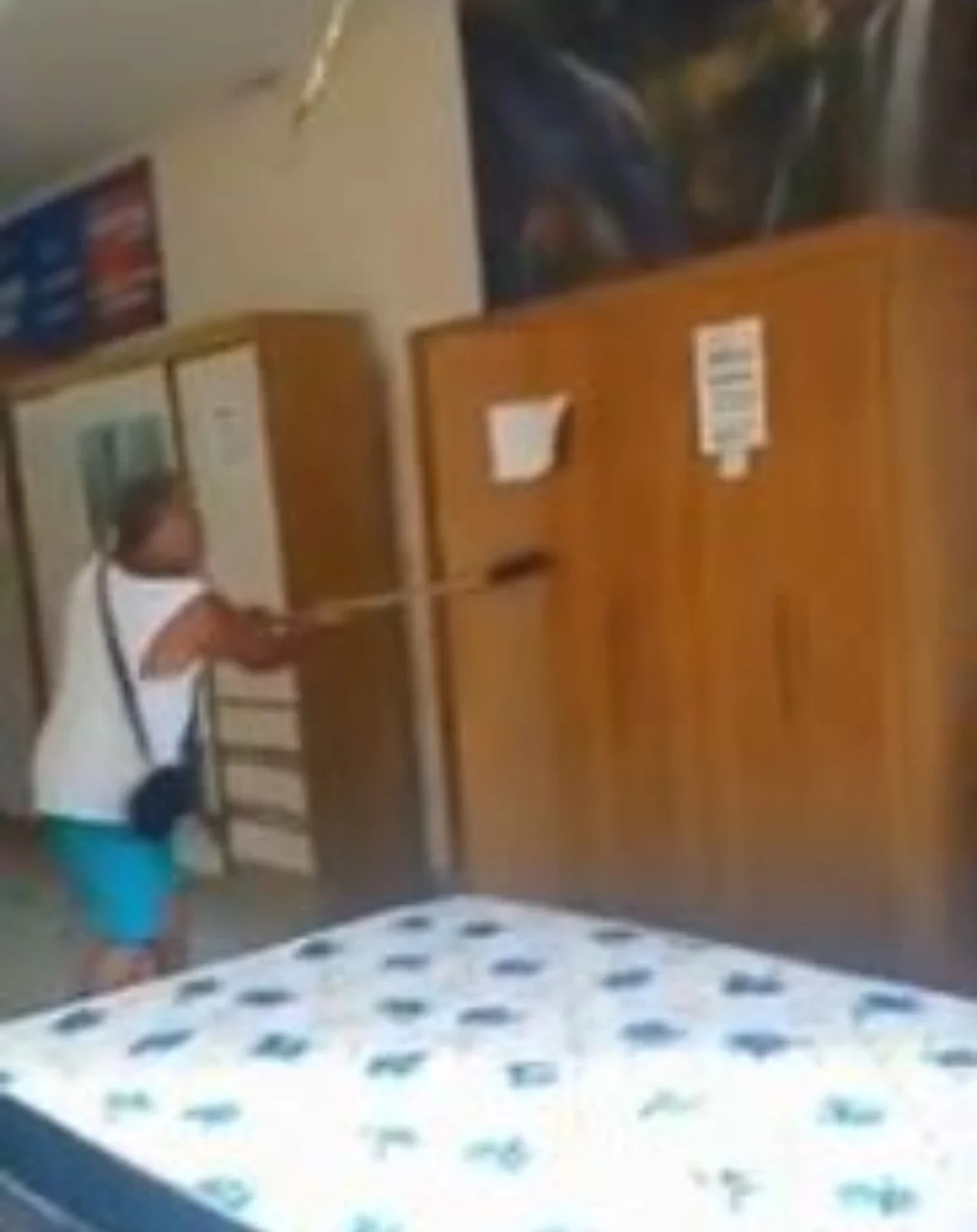 Testemunhas disseram que ele estava reclamando do atraso na entrega de um produto e perdeu a cabeça quando o funcionário disse que ele deveria pagar 15% do valor da mercadoria para cancelar a compra. O homem foi preso e pagou fiança para ser liberado.