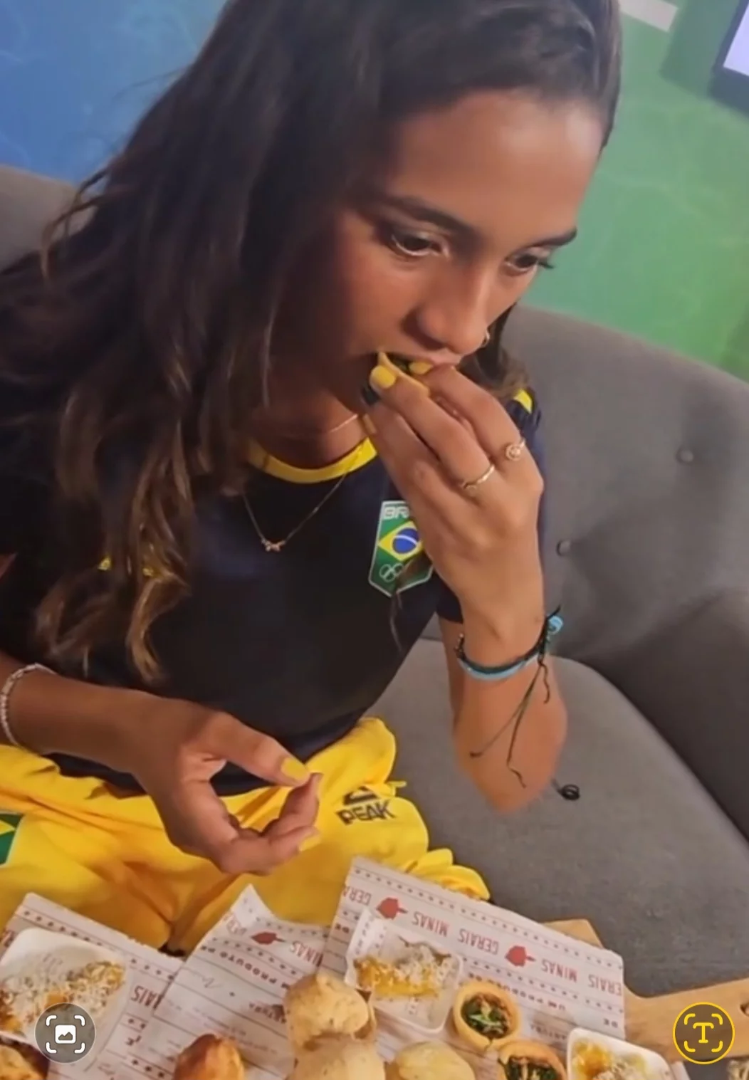 Rayssa, que também foi medalhista de prata nas Olimpíadas de Tóquio em 2020, se deliciou com broa de milho, pão de queijo, empadinha e pão de queijo com pernil. A atleta de 16 anos curtiu tanto os quitutes que disse que gostaria até de morar em Minas Gerais! 