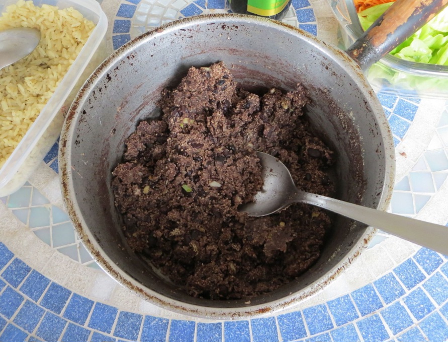 “O prato é feito com uma combinação de purê de feijão (tradicionalmente feijão preto) e farinha de mandioca que é usada como um agente espessante. Outros ingredientes usados no prato incluem cebola, alho, azeite de oliva, salsa e folhas de louro”, descreveu o site do TasteAtlas. 
