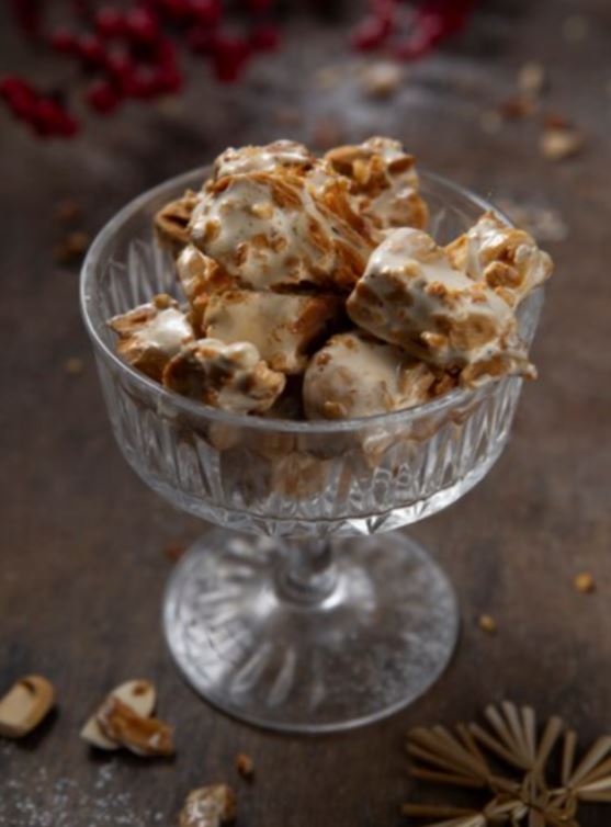 Sorvete de Amendoim- Ótima opção para dias de calor, é uma deliciosa sobremesa. Ideal para preparo caseiro, possui aproximadamente 92 calorias a cada 27 gramas.