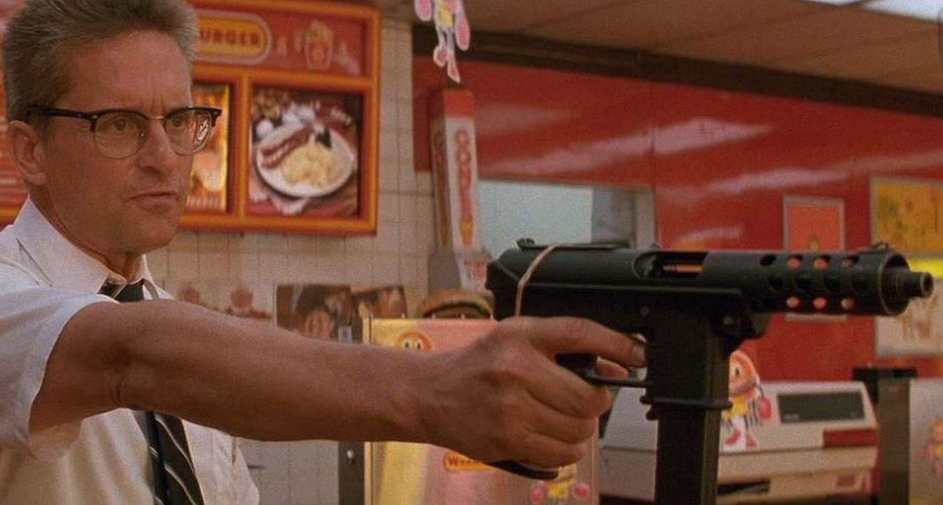 Curiosamente, o personagem principal está justamente em uma lanchonete quando se irrita porque o sanduíche verdadeiro não tem a mesma aparência do que aparece nos anúncios. E ele, então, puxa a arma. 