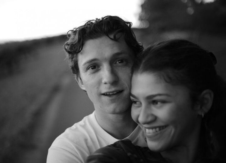 Desde 2017, Zendaya vive um relacionamento discreto com o ator Tom Holland, que interpretou justamente o Homem-Aranha nos filmes mais recentes da Marvel.