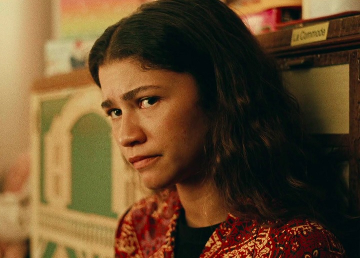 Sua performance intensa e emocional como uma jovem lutando contra o vício e os desafios da adolescência rendeu aclamação da crítica. 