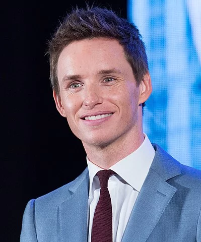 Eddie Redmayne - Ator britânico (de Animais Fantásticos) - Seu bisavô, Richard Redmayne, foi um renomado engenheiro civil e de minas. Eddie cresceu em ambiente de luxo na Inglaterra e estudou no Eton College, o mesmo do príncipe William. 