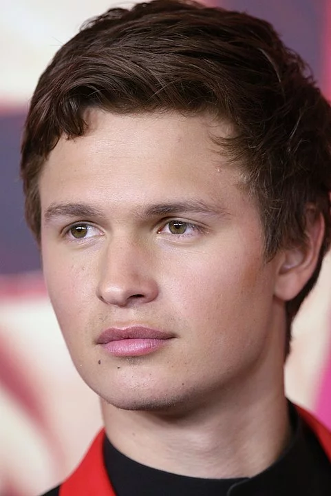 Ansel Elgort - Ator e cantor americano -  Seu pai era um prestigiado fotógrafo de moda de marcas de elite, como Chanel, Valentino e Yves Saint Laurent. Sua mãe era diretora de ópera.