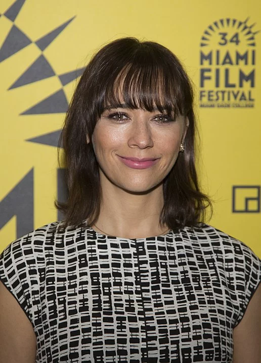 Rashida Jones - Atriz americana - É filha do lendário Quincy Jones, um dos mais importantes produtores musicais dos EUA, cuja carreira o deixou milionário. 