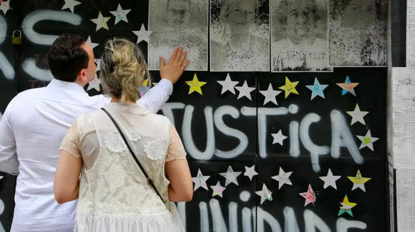 Cartazes pedindo por Justiça diante da boate Kiss, por ocasião dos 10 anos da tragédia, em janeiro de 2023