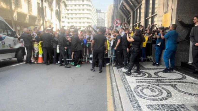 Brasil encara o Equador, no Couto Pereira e adeptos brasileiros faz demonstrações de carinho em passagem pelo Paraná